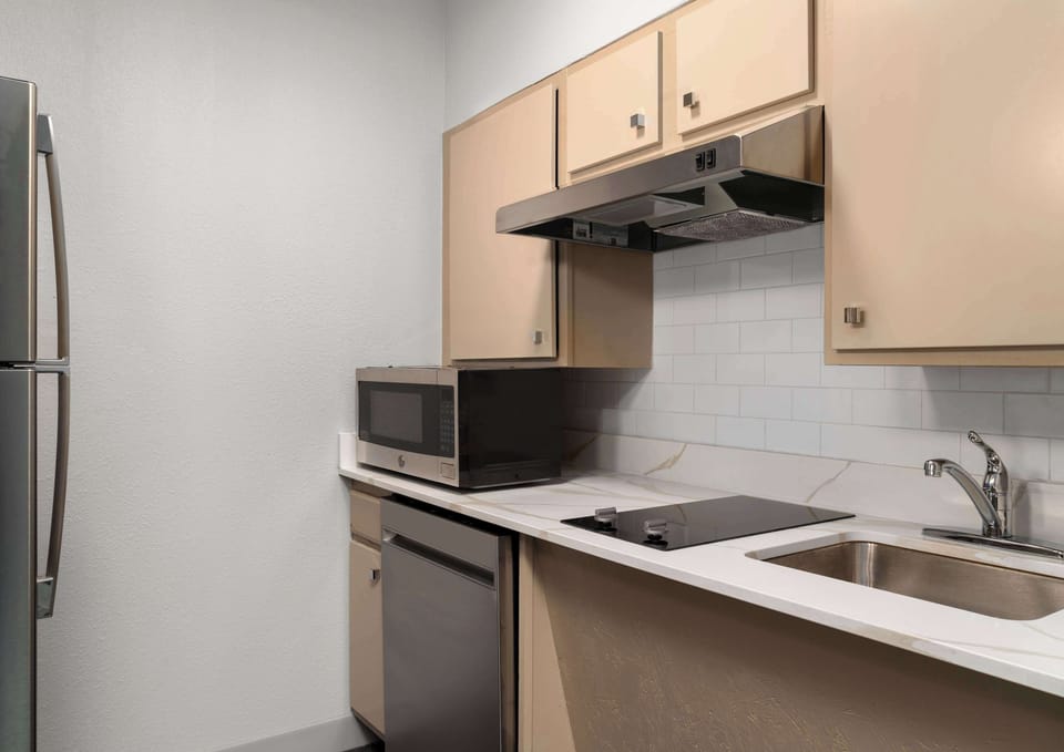 Coffee/tea maker, full-size fridge, microwave, stovetop