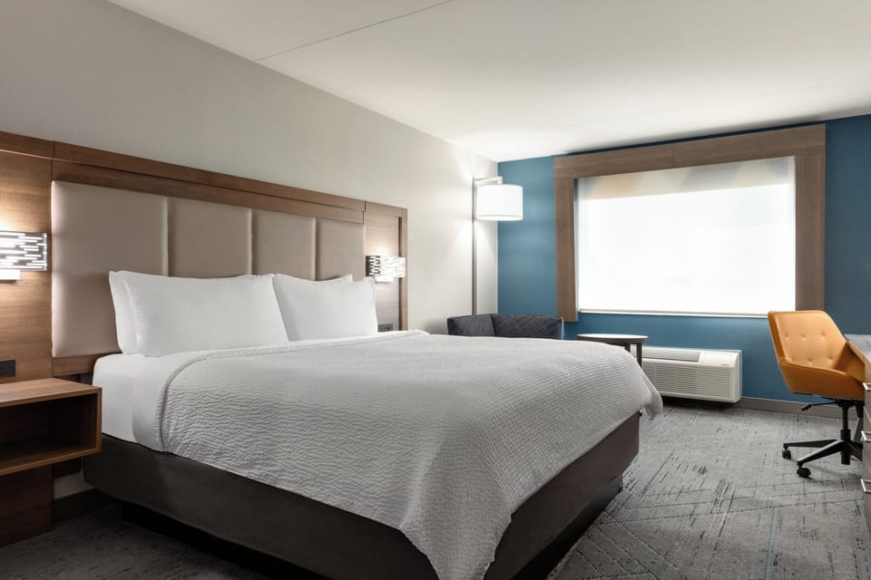 Standard Room, 1 King Bed (LEISURE) | Minibar, in-room safe, desk, laptop workspace