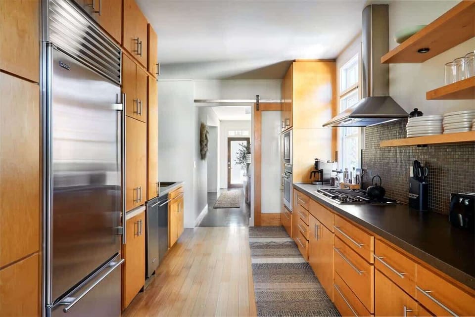 Discover a stunning gourmet kitchen, fully equipped with everything you need to prepare delicious meals and make the most of your stay.