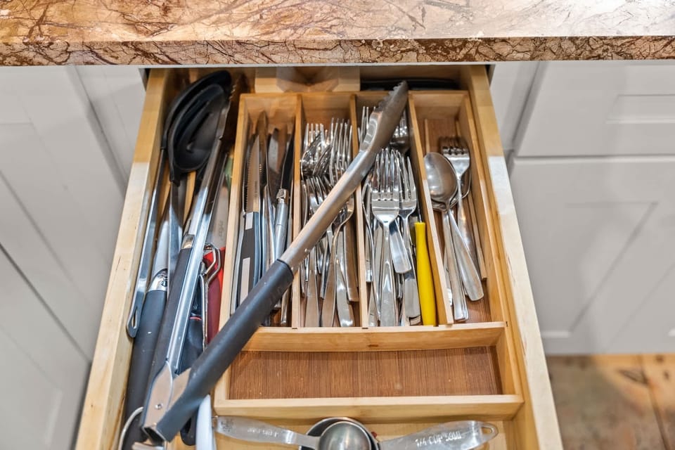 fully equipped kitchen, with stackable washer/dryer
