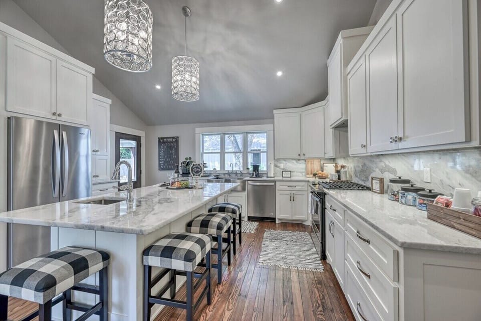 Spectacular kitchen with middle island and plenty of countertop space for the chef in your group!