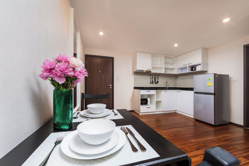 Deluxe Apartment | In-room safe, laptop workspace, blackout drapes, iron/ironing board