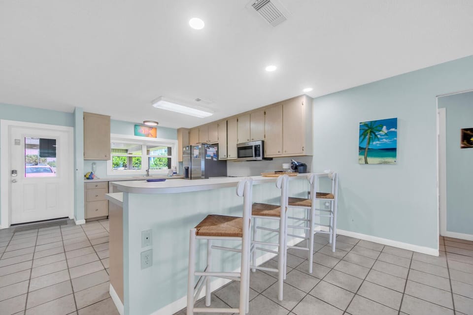 Eat-in bar seating
