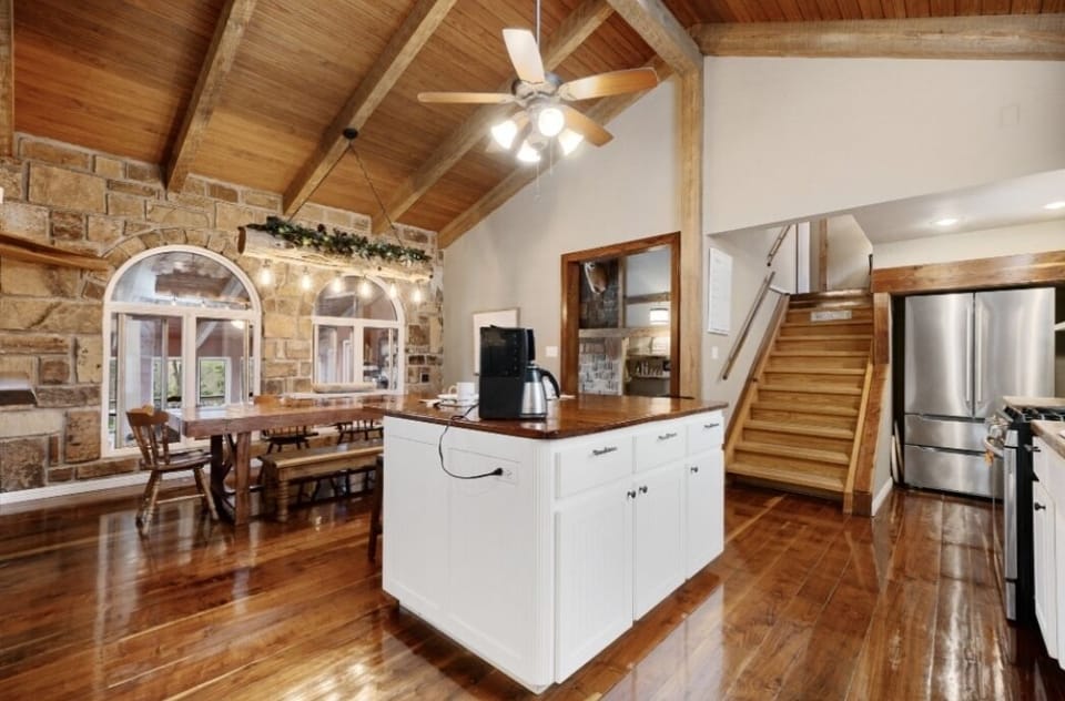 Entertaining gourmet kitchen