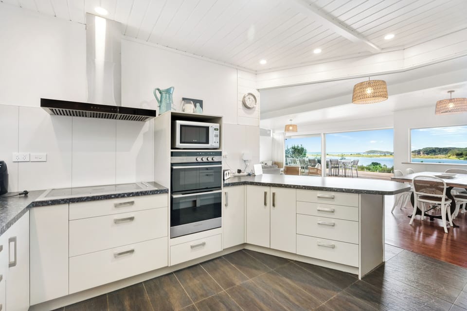 Full kitchen