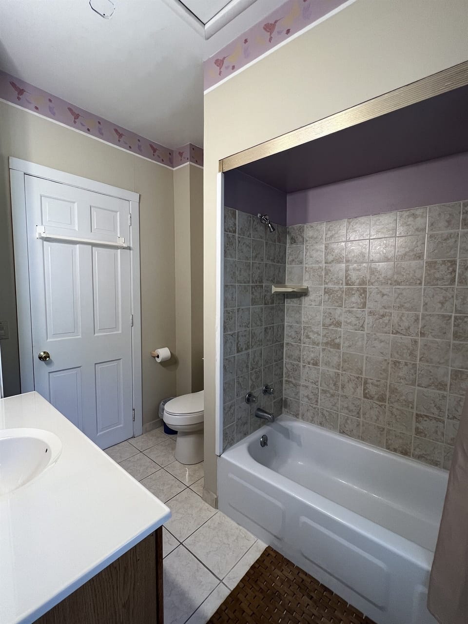 Bedroom #4 en-suite bath w/ tub/shower.