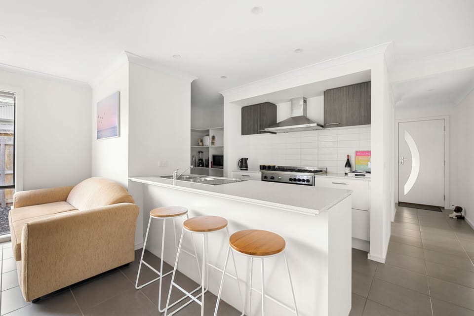 Kitchen with breakfast bar
