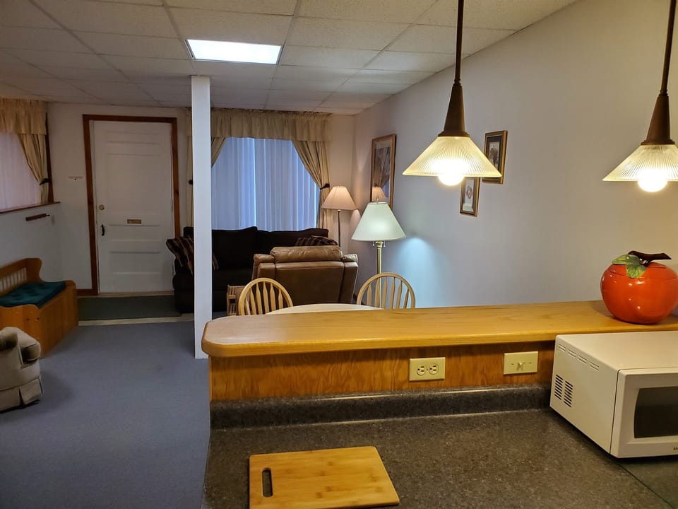 Counter w/ microwave