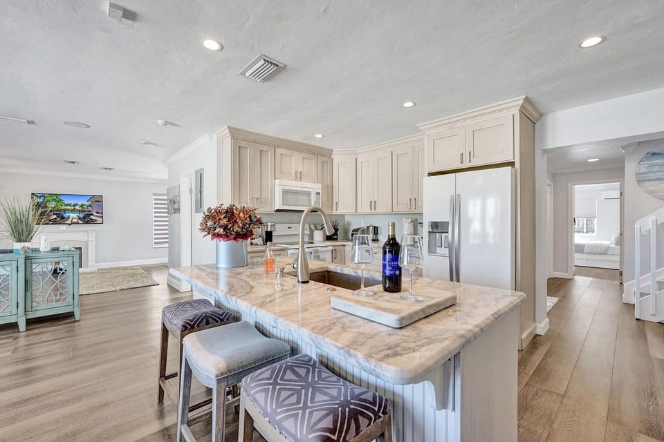 Full kitchen - with coffee, creamer, tea and hot cocoa!