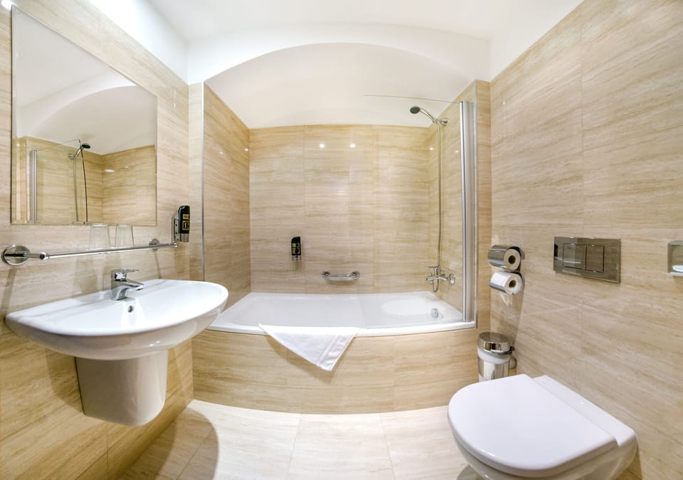 Standard Double or Twin Room | Bathroom | Eco-friendly toiletries, hair dryer, towels