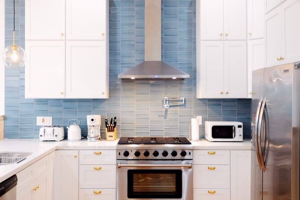 Chef's kitchen, 6 burner stove, cook up 5 course meals or simple breakfast