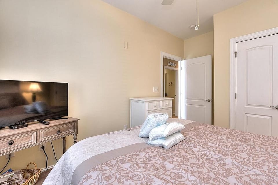 Bedroom 
GW 6.2022