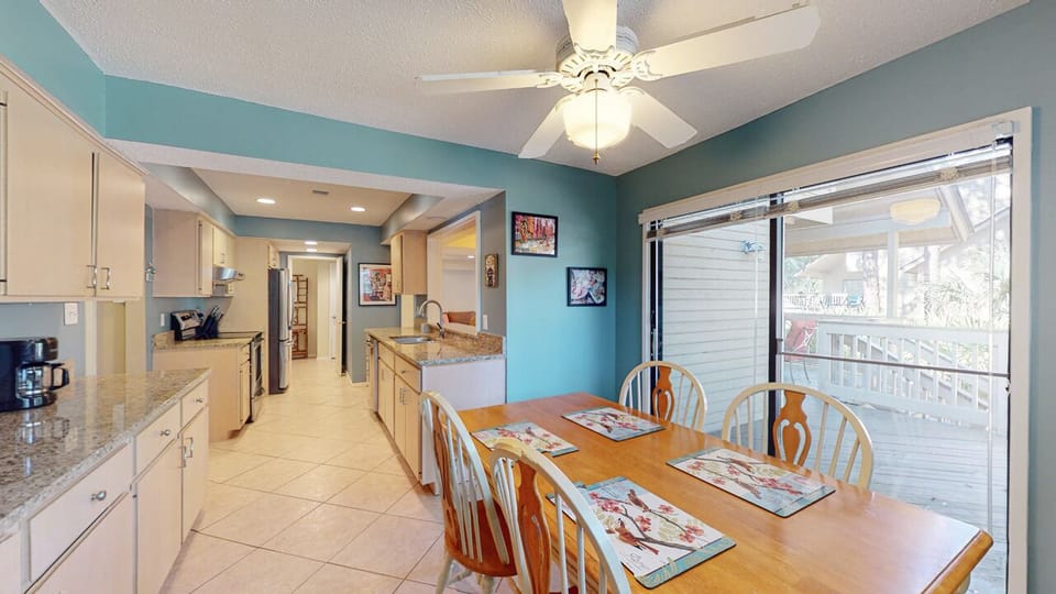 Eat-in Kitchen