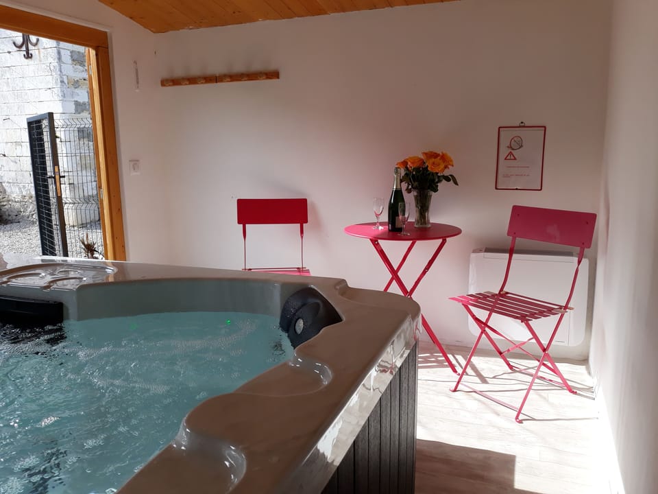 Indoor spa tub