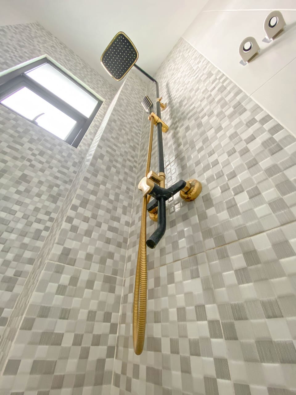 Deluxe Room, 2 Twin Beds, Smoking, Garden View | Bathroom shower