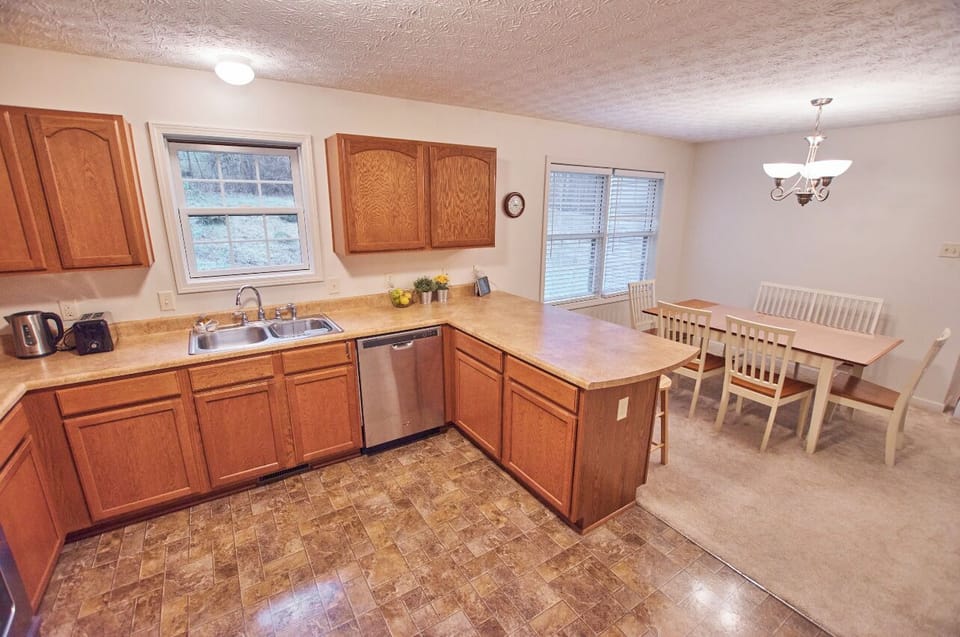 Kitchen/dining 