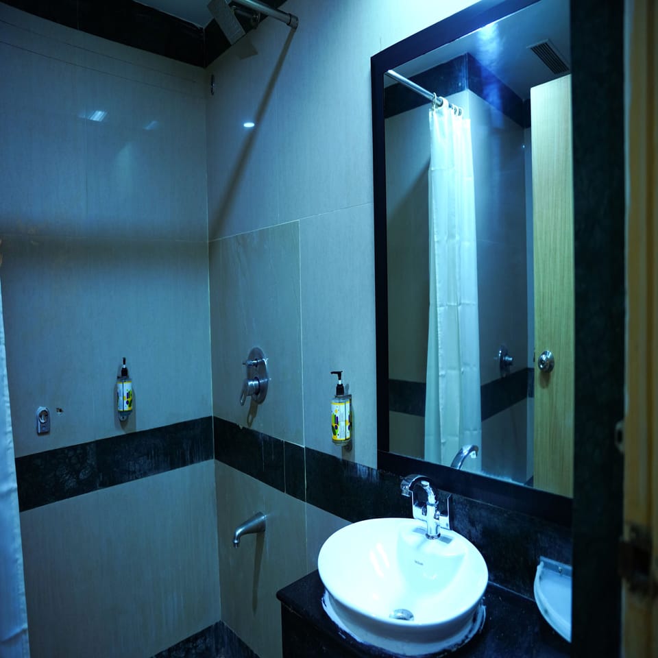 Deluxe Double Room | Bathroom | Shower, towels