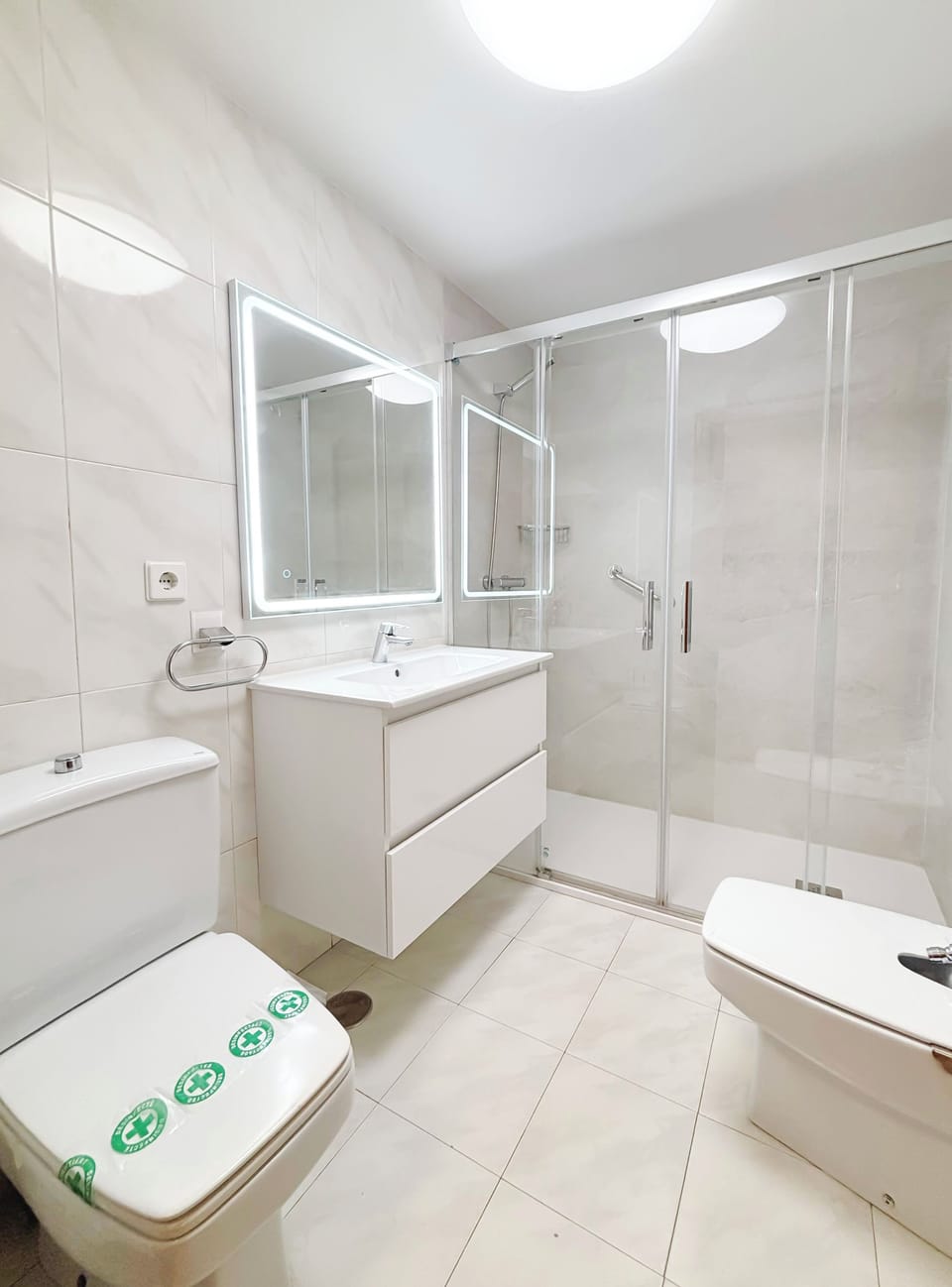 Apartamento de 2 habitaciones | Bathroom | Hair dryer, towels, soap, shampoo