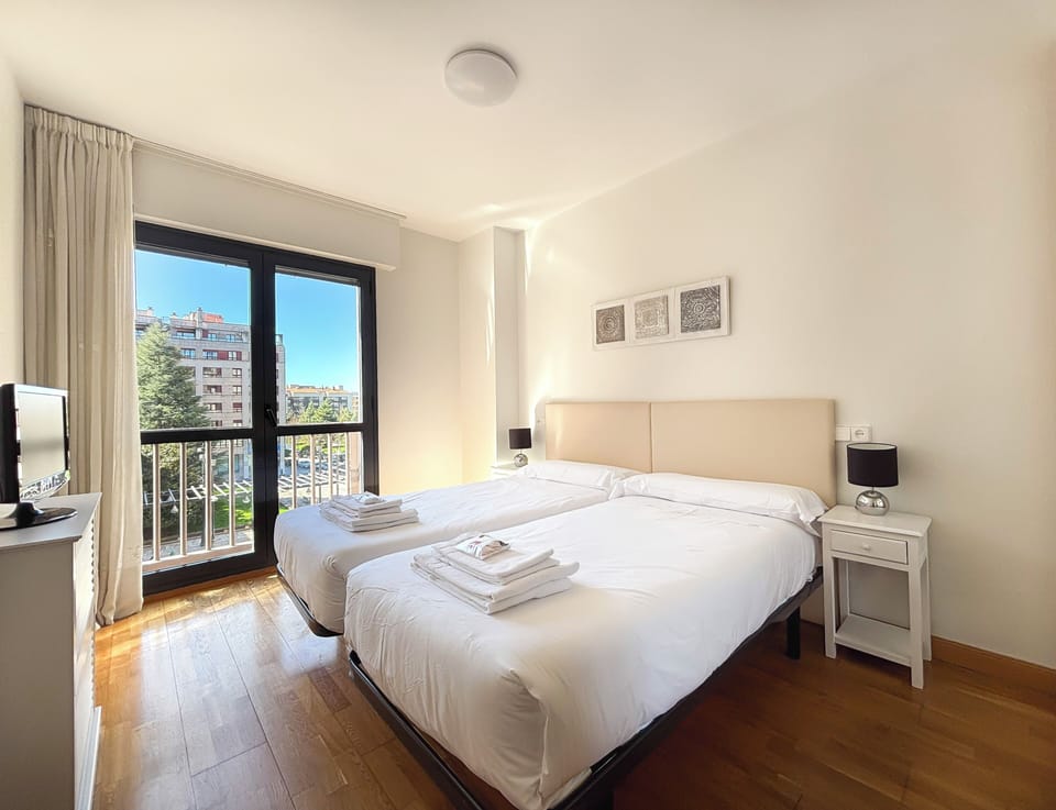Apartamento de 4 habitaciones | Down comforters, laptop workspace, iron/ironing board, travel crib