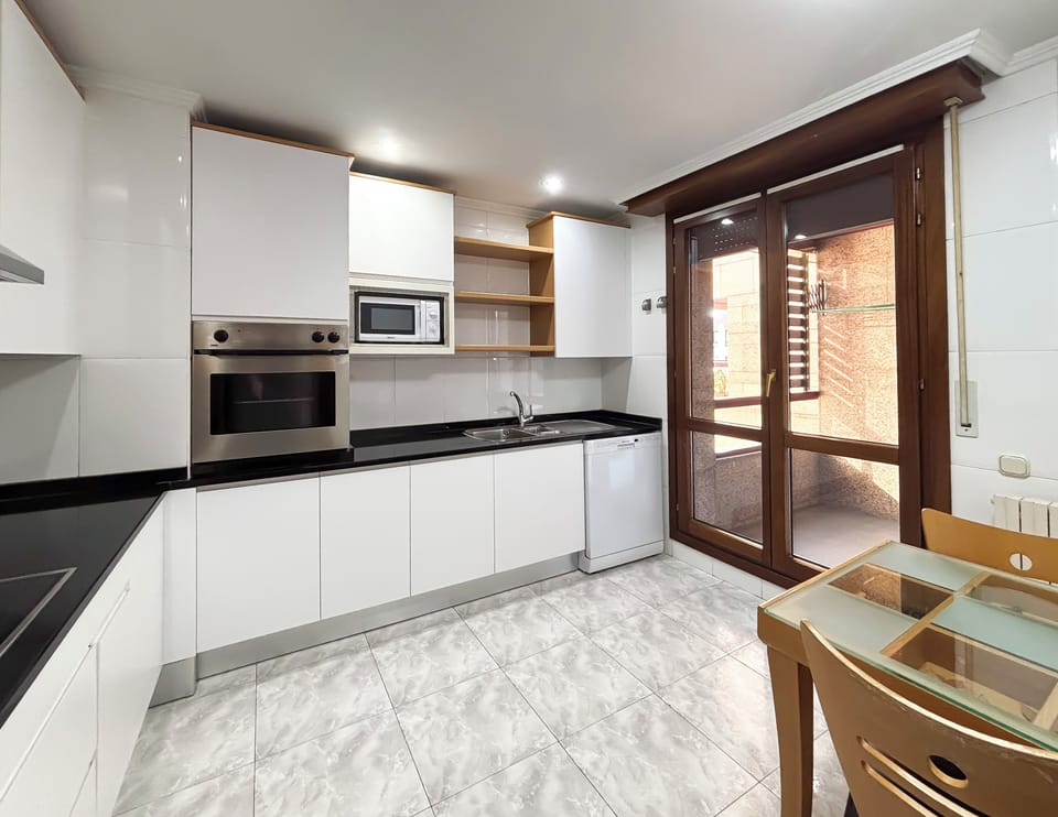 Apartamento de 3 habitaciones | Private kitchen | Full-size fridge, microwave, oven, stovetop
