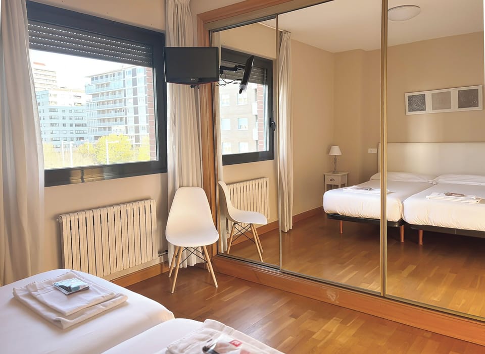 Apartamento de 2 habitaciones | Down comforters, laptop workspace, iron/ironing board, travel crib