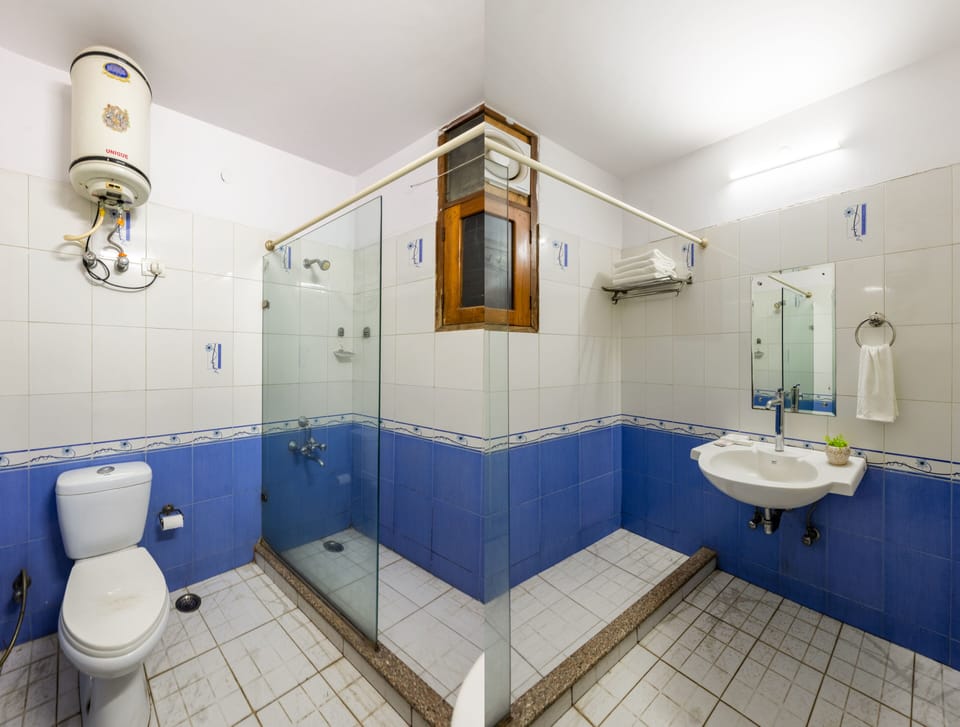 Deluxe Double Room | Bathroom | Slippers