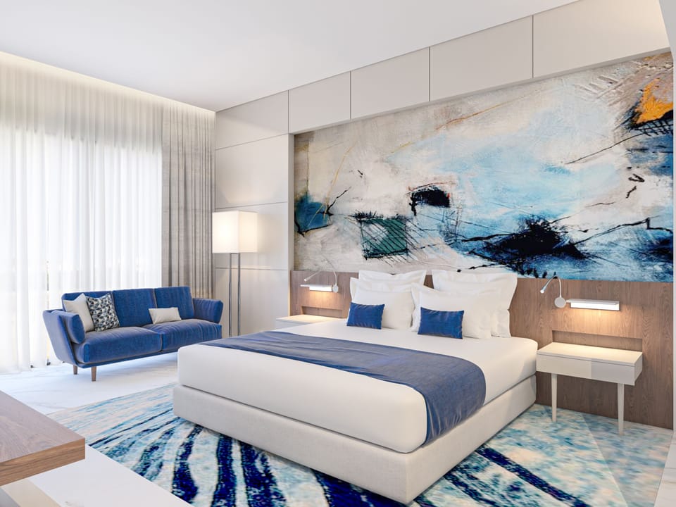 Executive Suite - Sea View | Minibar, in-room safe, blackout drapes, iron/ironing board