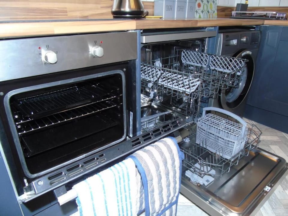 Full-size fridge, microwave, oven, dishwasher