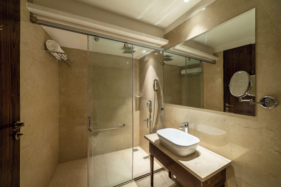 Junior Suite | Bathroom | Shower, rainfall showerhead, designer toiletries, hair dryer