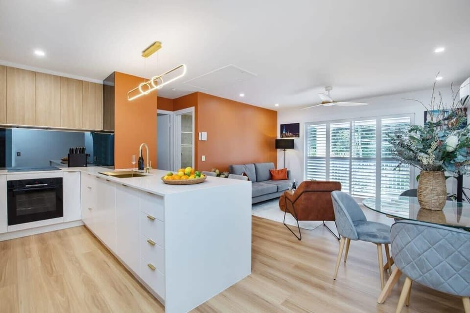 Kitchen has Caeserstone benchtops