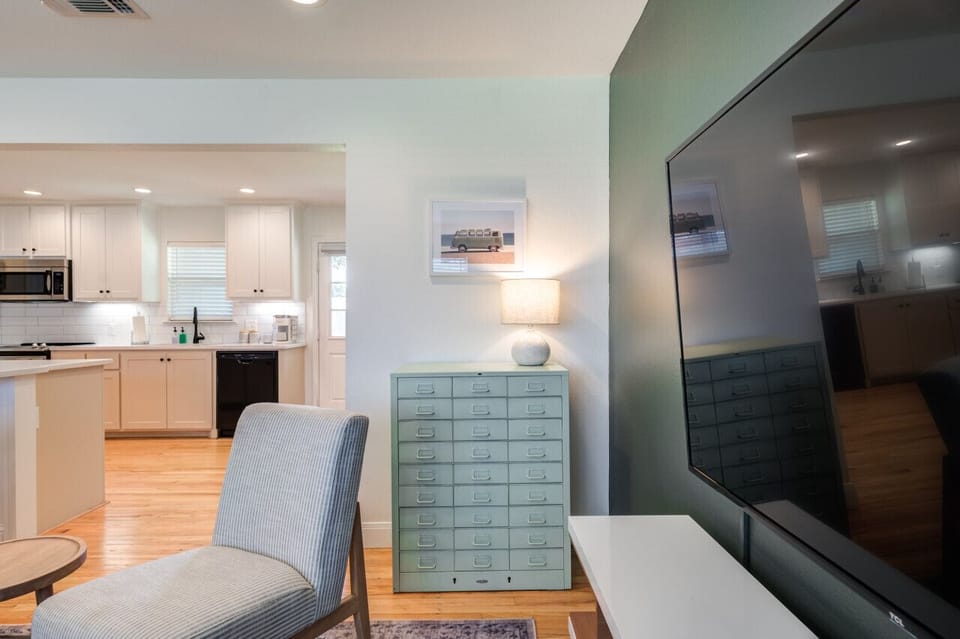 Hendrix House - 2BR/2BA - Dog Friendly