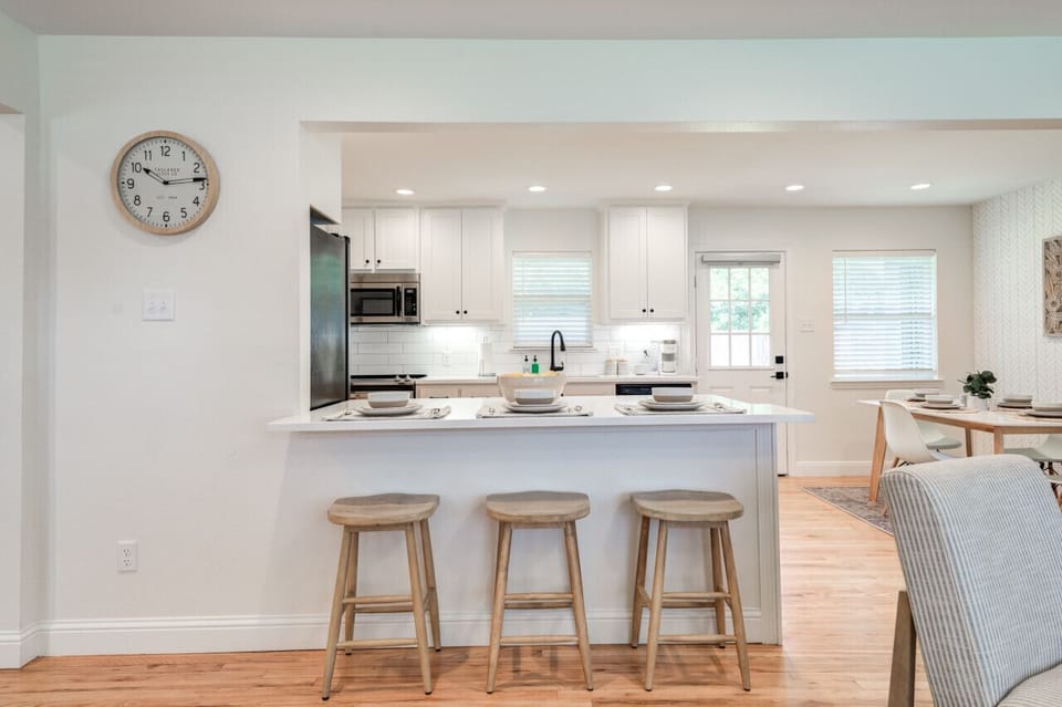 Hendrix House - 2BR/2BA - Dog Friendly -Kitchen