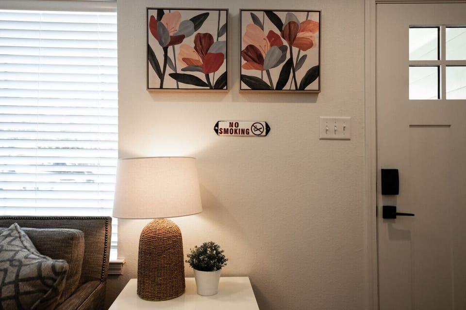 Hendrix House - 2BR/2BA - Dog Friendly - Entry Way