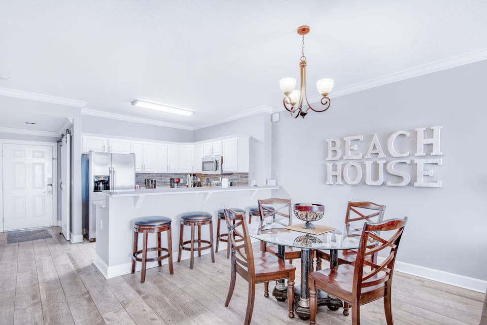 Eat-in kitchen bar seats 4
