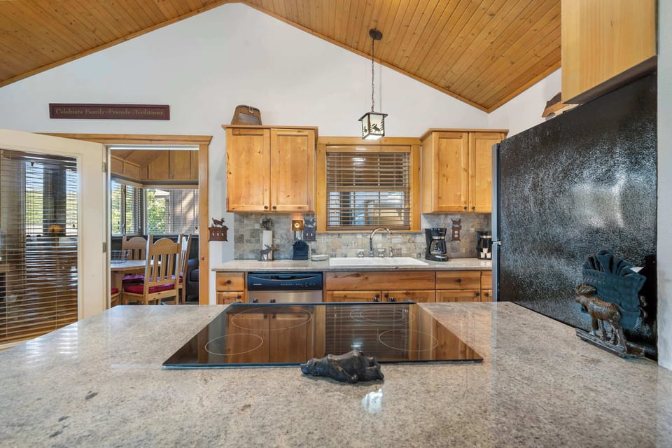 House, Multiple Beds, Balcony, Garden View (Grey Moose Lodge) | Private kitchen | Coffee/tea maker, dining table