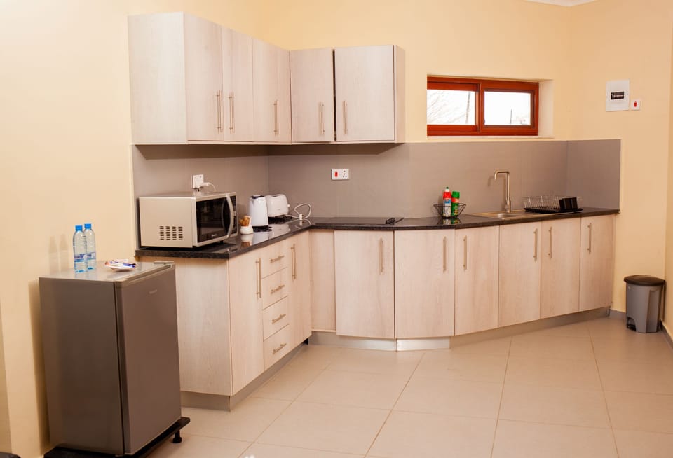 Family Room | Private kitchen | Electric kettle, cookware/dishes/utensils, freezer