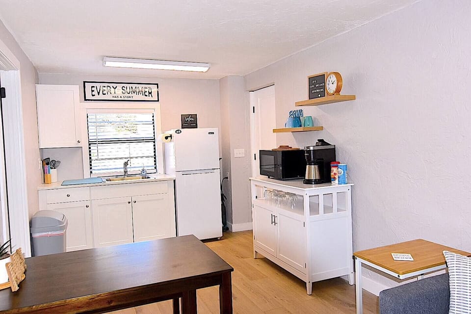 Kitchenette does not have a stove.