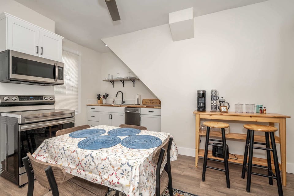 Condo, 1 Queen Bed, Kitchen | Private kitchen | Fridge, microwave, oven, stovetop