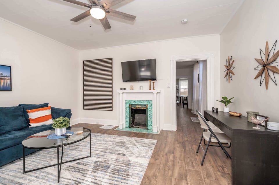 Condo, 1 Queen Bed, Kitchen | Living area | 40-inch TV with digital channels