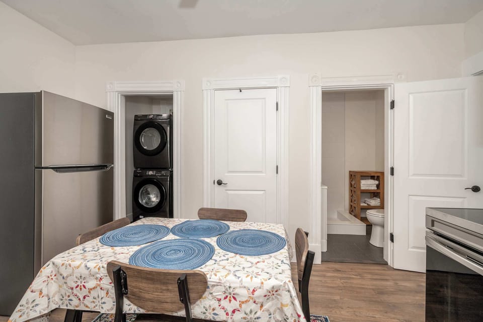 Condo, 1 Queen Bed, Kitchen | Dining