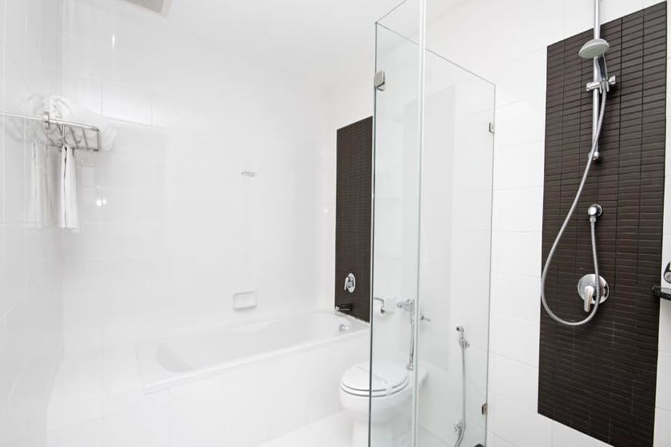 Separate tub and shower, deep soaking tub, free toiletries, hair dryer