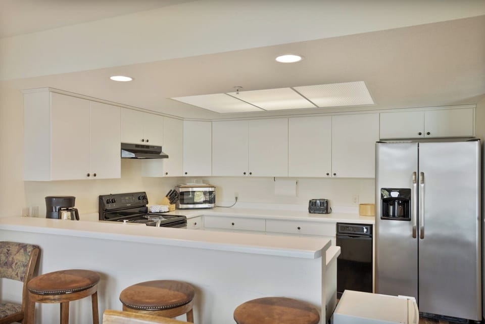 Kitchen and Breakfast Bar