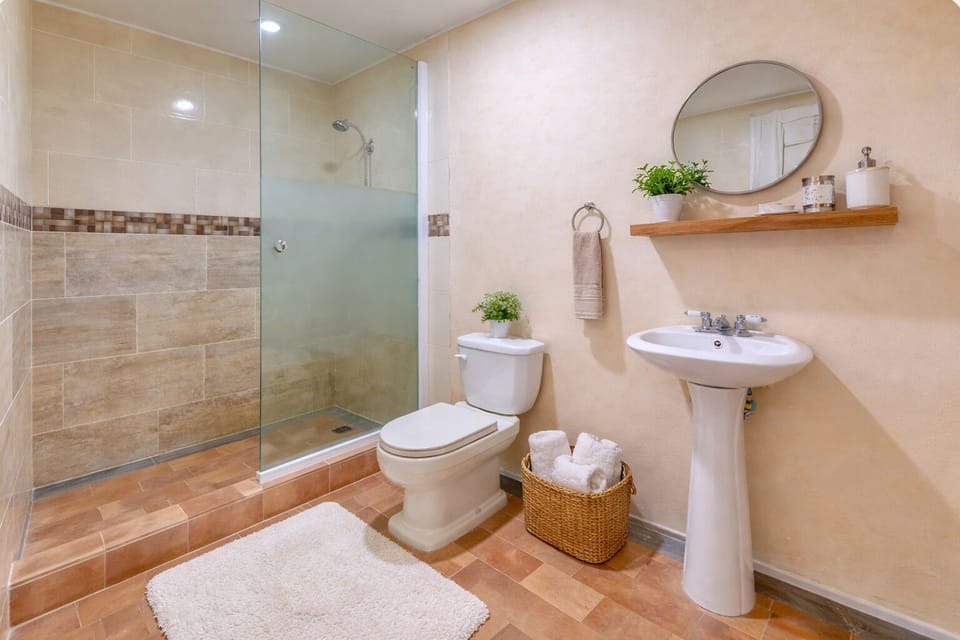 Standard Room | Bathroom | Shower, rainfall showerhead, hair dryer, towels