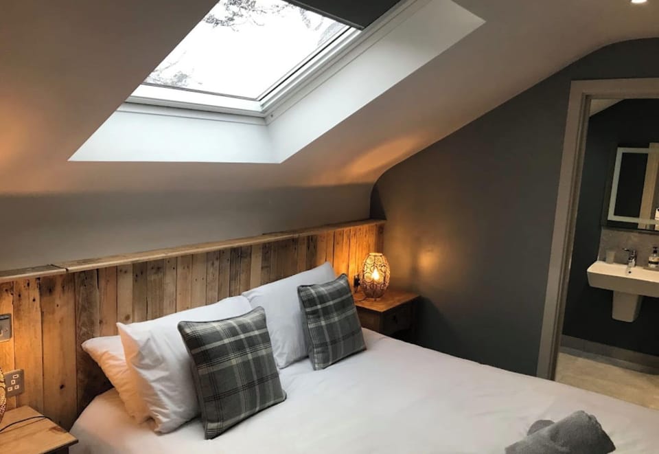 Iron/ironing board, bed sheets