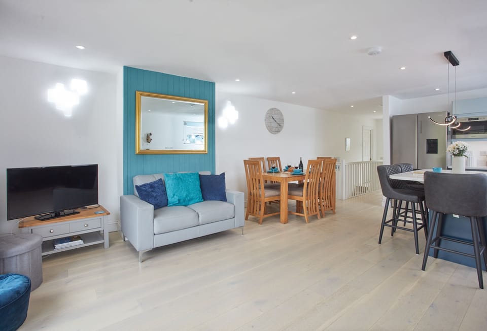 Anneth Lowen, Polzeath. Enjoy a movie night in front of the Smart TV with DVD player