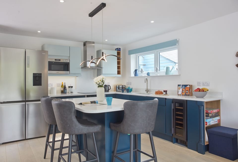 Anneth Lowen, Polzeath. Breakfast bar that has seating for three