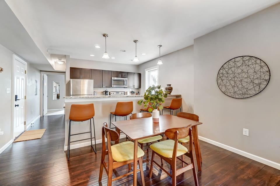 Dining area w/ bar