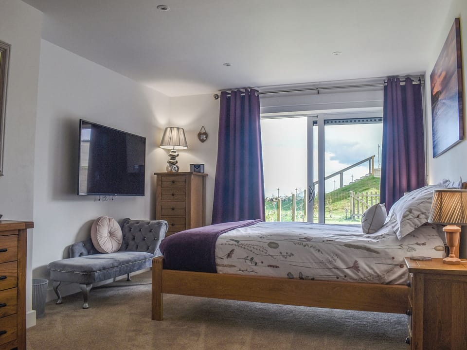 Double bedroom | Seascape - Royal Cliff Apartments, Sandown