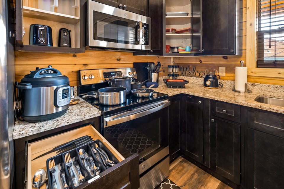 Kitchen - Oven, Instapot, Panini Maker, toaster, pots, spices n more}