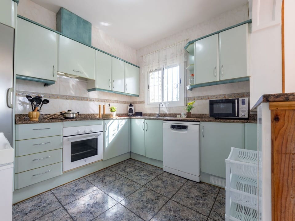 Cabinetry, Countertop, Kitchen Stove, Kitchen Appliance, Home Appliance, Kitchen, Wood, Building, Major Appliance, Stove